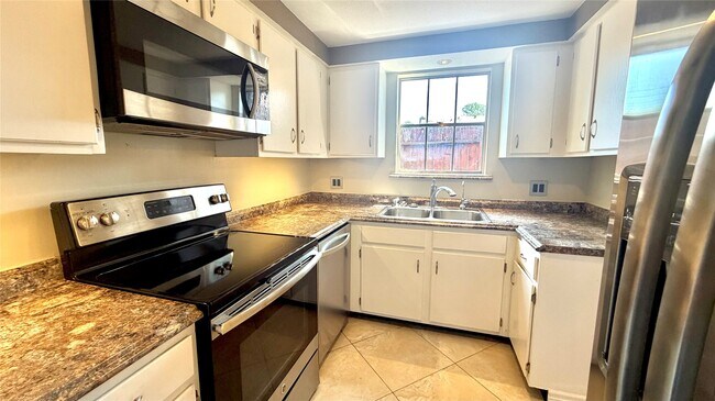 Building Photo - 11710 Southlake Dr