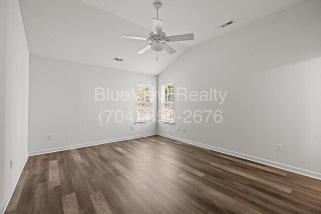 Building Photo - Beautiful Ranch House with 3 bed 2 bath ( Ballantyne area )