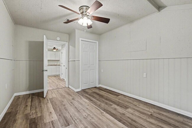 Building Photo - Cute & Clean Home with Large Fenced Yard Pet Friendly!
