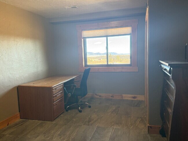 Building Photo - "Cozy 3-Bedroom Mountain Home with 2 Full Baths in Picturesque Como, CO!"