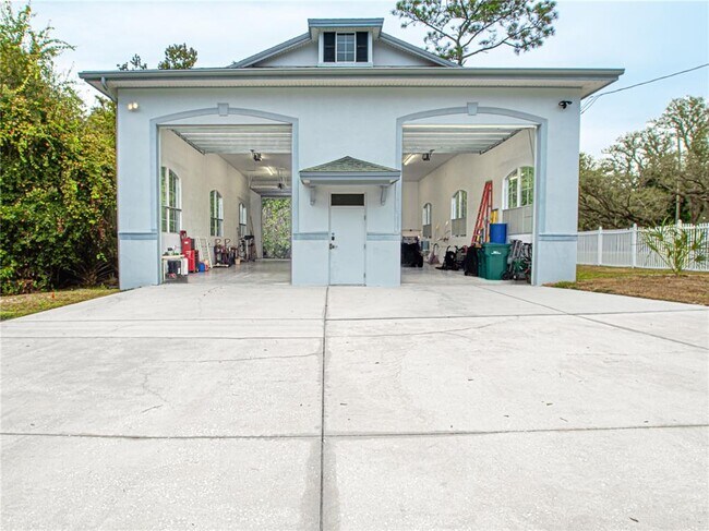 Building Photo - 920 E Lake Dr