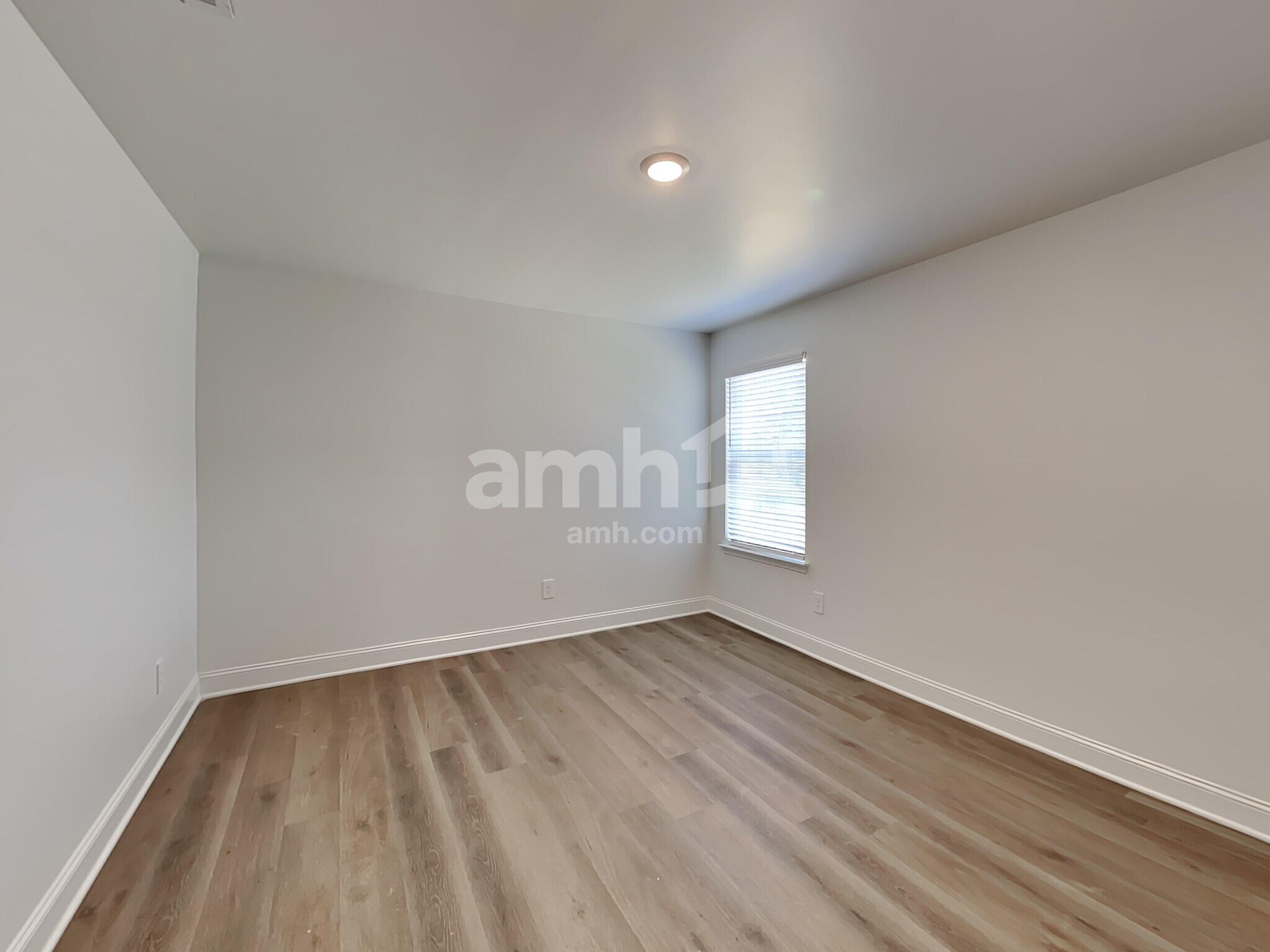 Building Photo - 305 Golucke Way