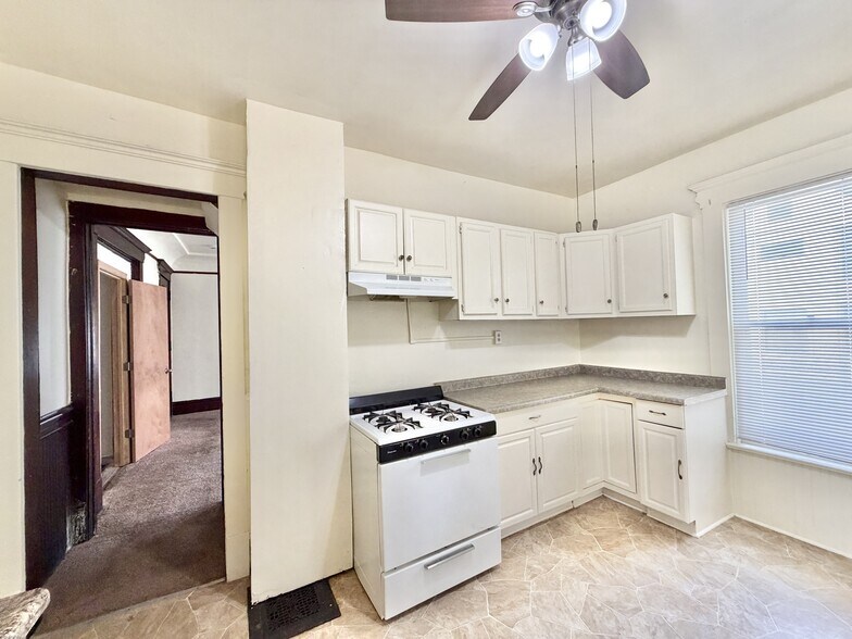 Building Photo - 551 S Main St