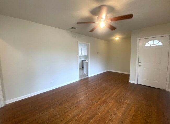 Building Photo - Newly Remodeled 3 bd | 2 ba Available Now! Located near Basse Rd/Blanco Rd minutes from Alamo Qua...
