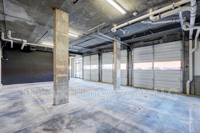 Building Photo - 631 W California Ave