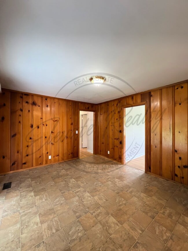 Building Photo - All Brick, 3 Bedroom Ranch in Hendersonvil...
