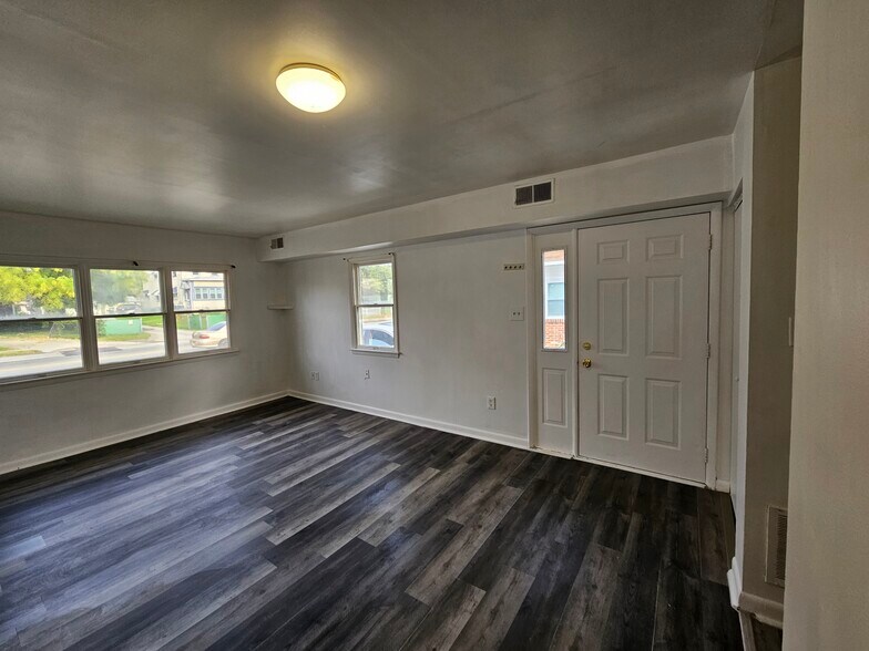 Building Photo - 806 W Oak Ln