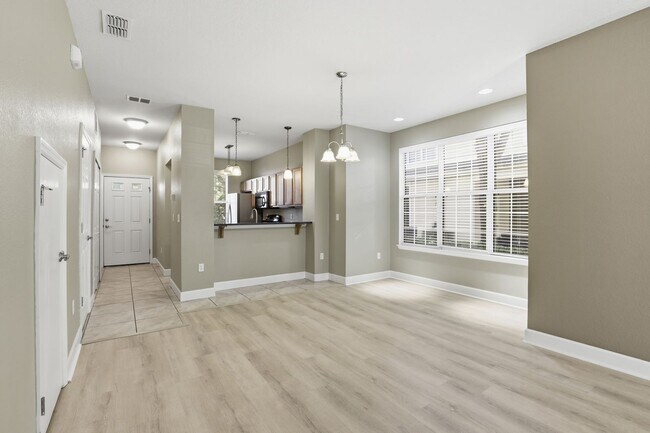 Building Photo - Conveniently located condo in Grantwood