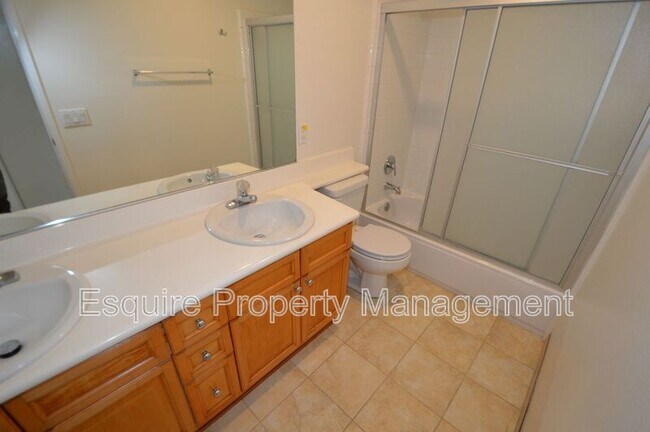 Building Photo - 658 Avenida Valencia