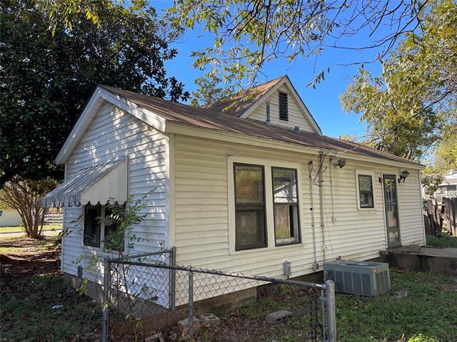 Building Photo - 2420 Oakwood Terrace