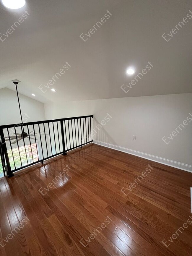 Building Photo - Charming 2-Bedroom Home with Modern Amenit...