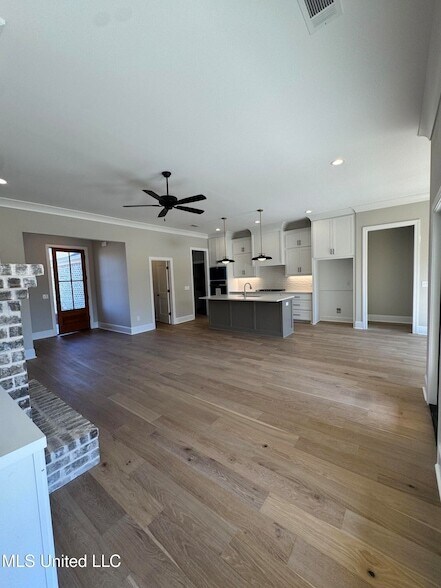 Building Photo - 115 Southern Oak Wy