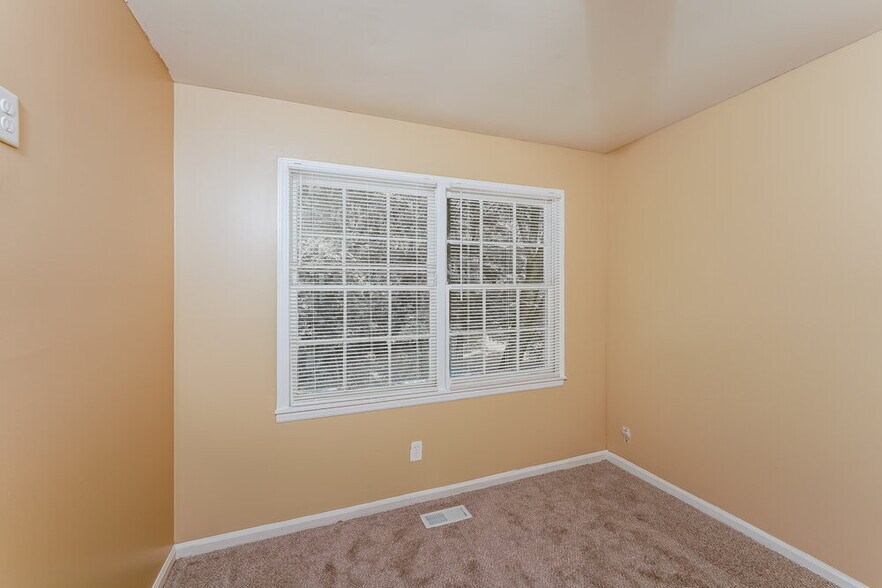 Building Photo - 1700 Serene Dr