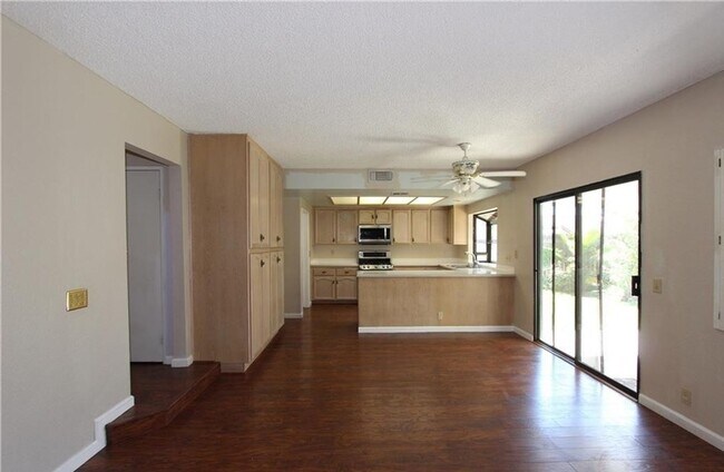 Building Photo - Gorgeous & Open Floor Plan House 4.Bed+3.Bath with Solar System AVAILABLE
