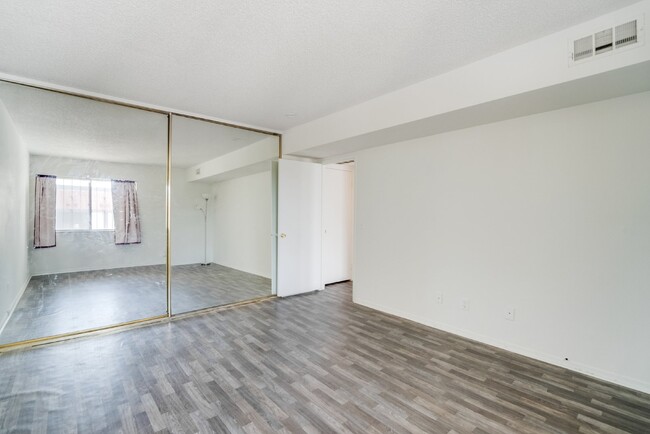 Building Photo - 1 bedroom 1 bath second floor condo  conve...