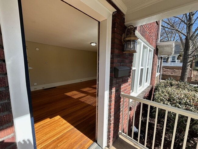 Building Photo - Central - Beautifully Restored and Updated Apartment