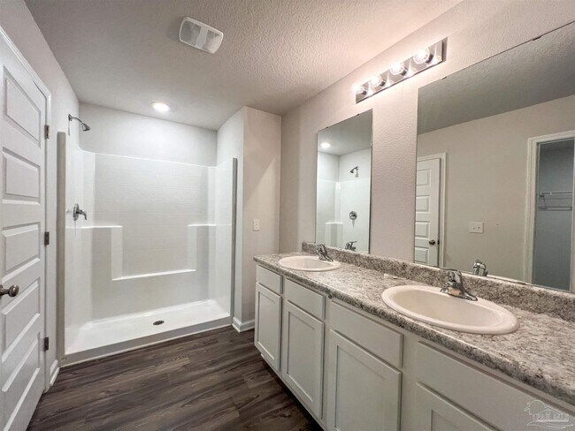 Building Photo - 5257 Peach Dr