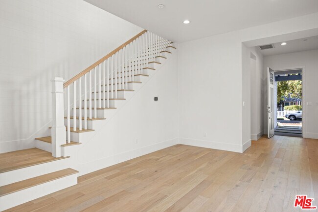 Building Photo - 744 N Almar Ave