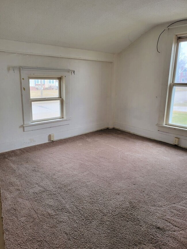 Building Photo - 2 Bedroom Duplex