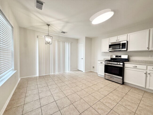 Building Photo - Elegant 3/2/2 w/ Study Home in Westminster...