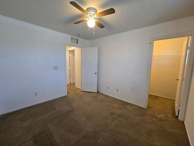 Building Photo - A Fabulous 5 Bedroom Home in Henderson