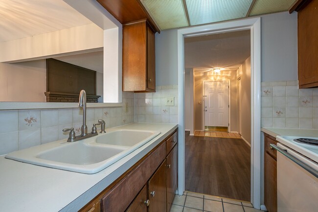 Building Photo - Renovated 1 bedroom in desirable midtown T...