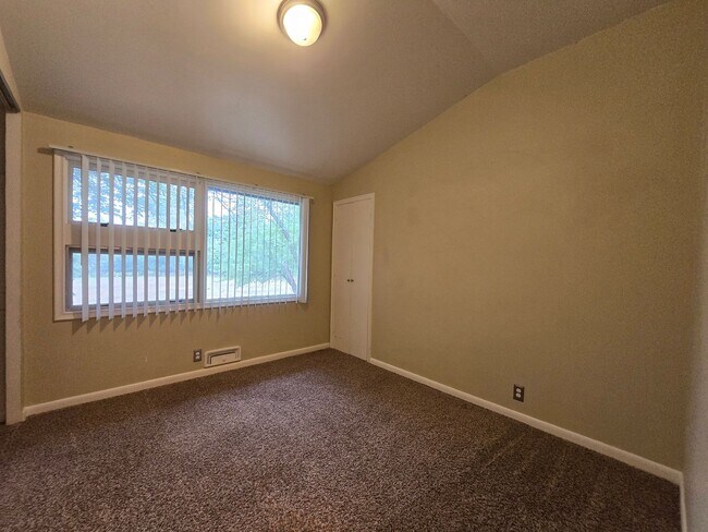 Building Photo - 3232 Poly Dr