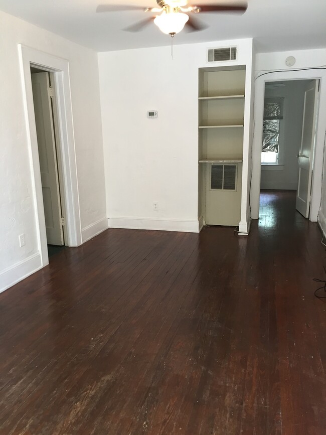 Building Photo - Historic One Bedroom Apartment - Walk to UF!