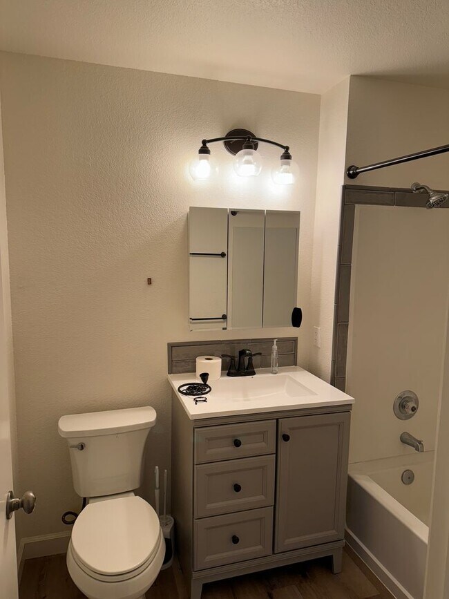 Building Photo - Adorable 2-bedroom 1 full bath and 1 car garage available now