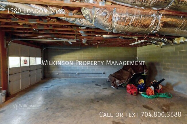 Building Photo - 3 Bedrooms, 2 Baths Ranch In Mooresville Q...