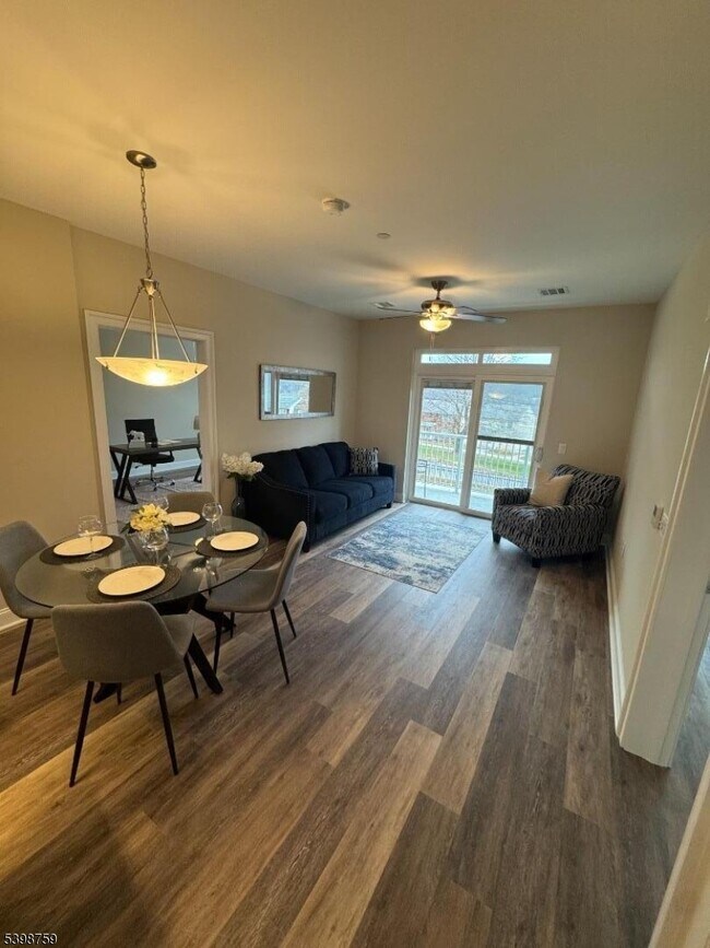 Building Photo - 7 Theta Dr