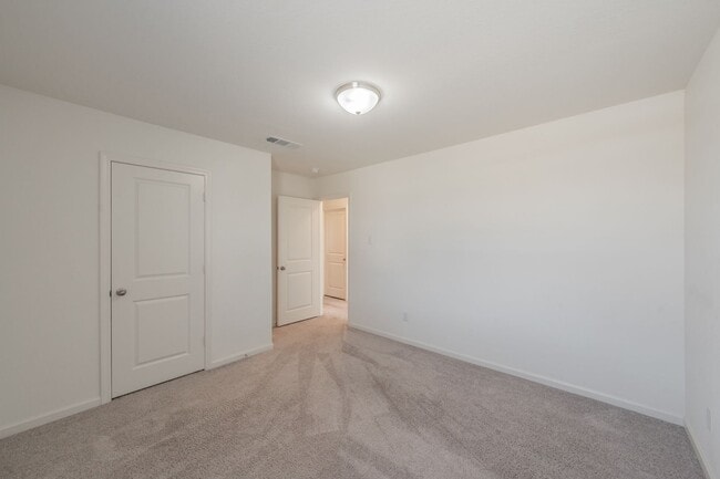 Building Photo - Like new 4 bedroom 2.5 bath in Villages of...