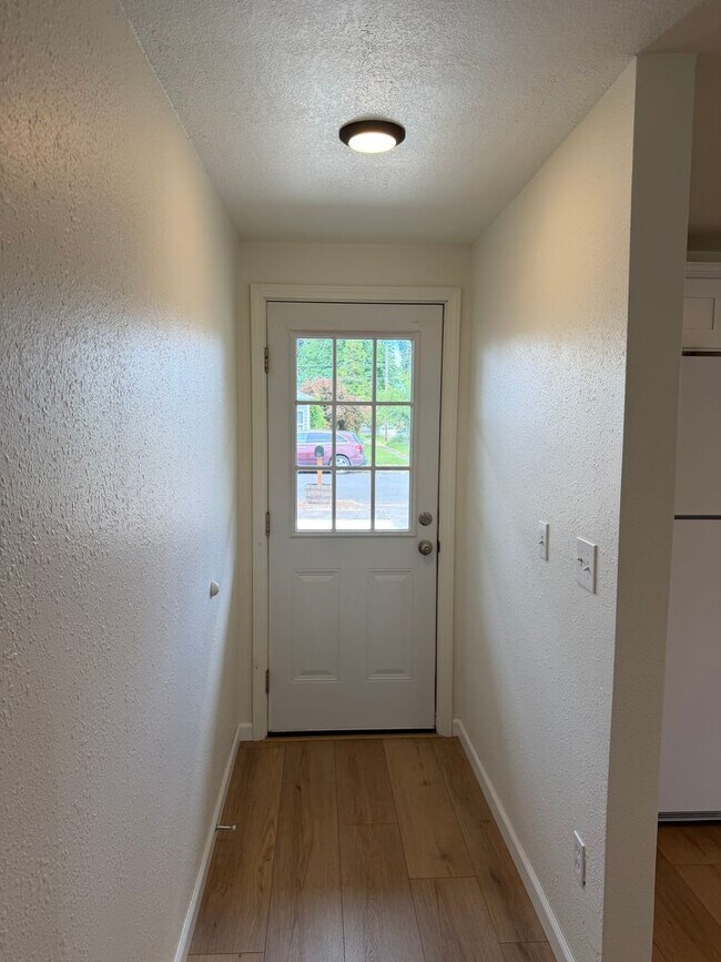 Building Photo - Updated 3 bedroom 1 bath duplex in Junction City!