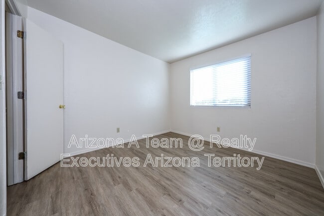 Building Photo - 312 E 24th St