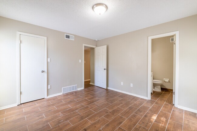 Building Photo - 3869 Winwood Dr