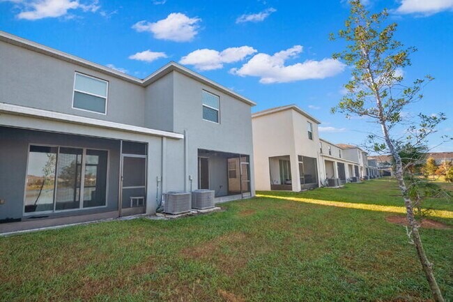 Building Photo - "Spacious 3-Bedroom Townhouse Oasis with 2.5 Baths in Serene Apollo Beach!"