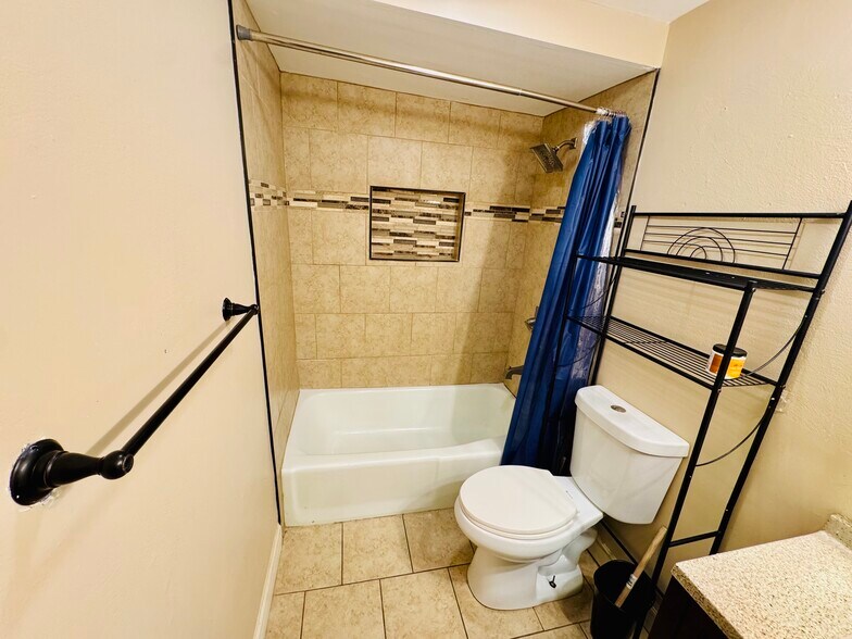 Building Photo - 3023 Wakefield Dr