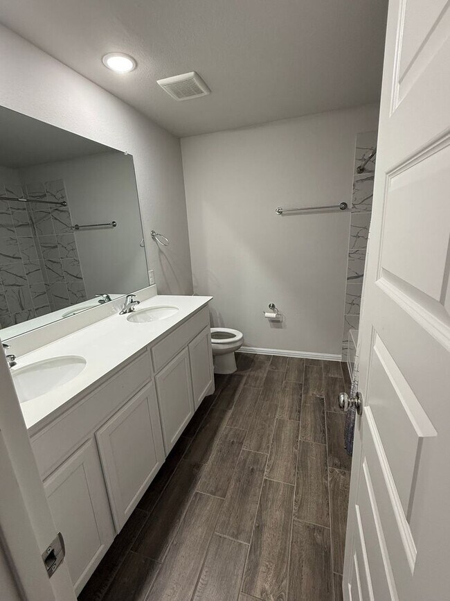 Building Photo - Spacious 5BR House in Pilot Point