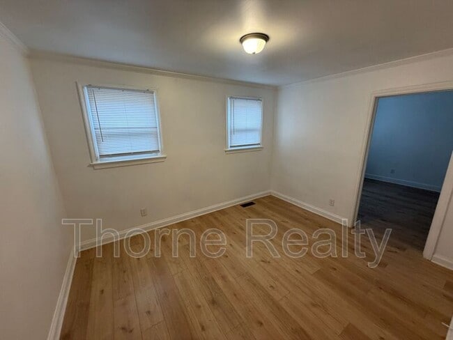 Building Photo - 1004 Moore St