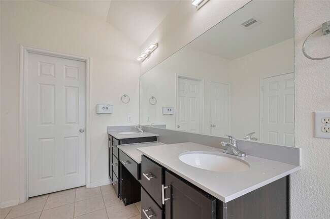 Building Photo - 3215 Laurel Bend Ln