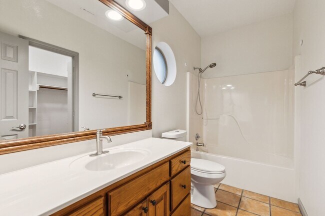 Building Photo - Amazing home - minutes from Grapevine Main...