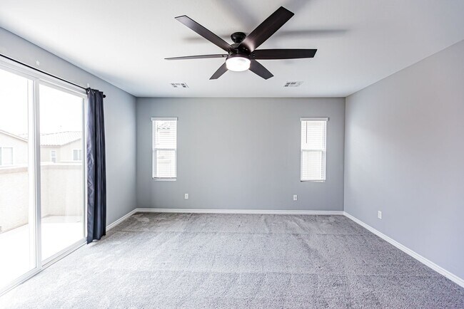 Building Photo - Beautiful 2 story Home