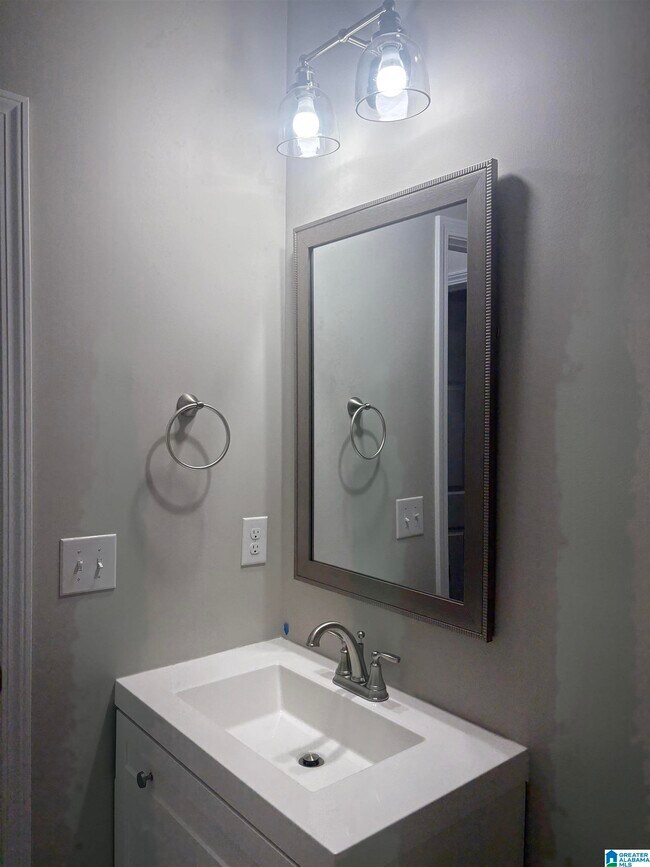 Building Photo - 1107 Cherry Cir