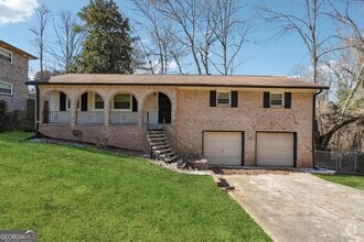 Building Photo - 2419 Greenway Dr