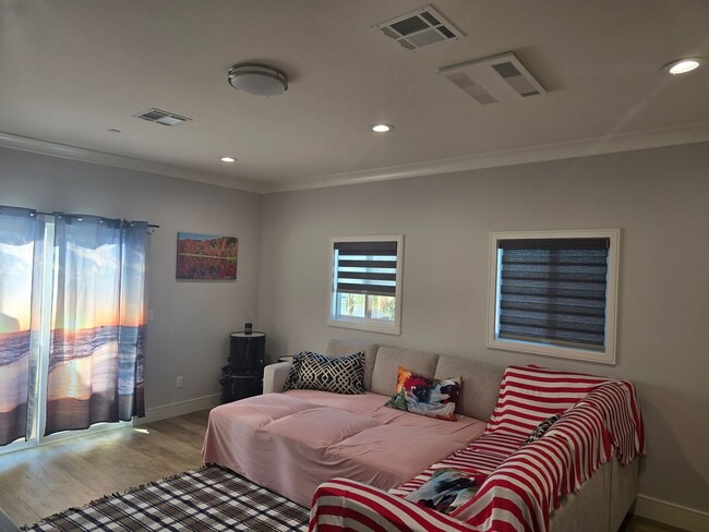 Building Photo - Fully Furnished 2 Bed, 2 Bath Townhome – 5...