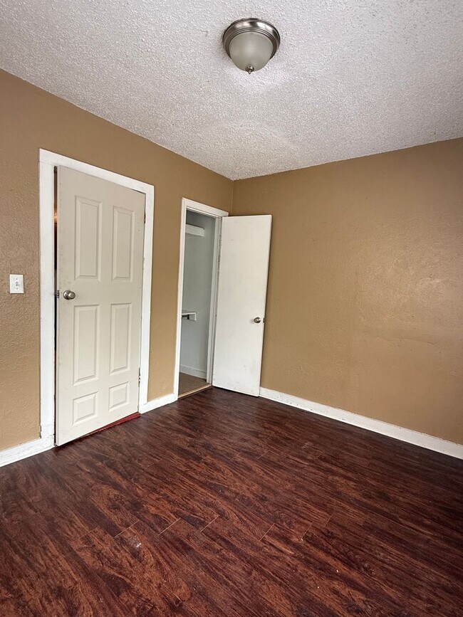 Building Photo - Cozy 1BR in the Heart of OKC – Walk to Plaza District