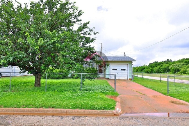 Building Photo - 3 Bedroom With Fresh Updates!
