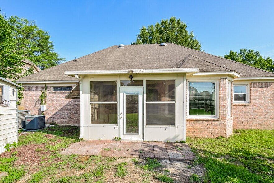 Building Photo - 9335 Barrow Dr