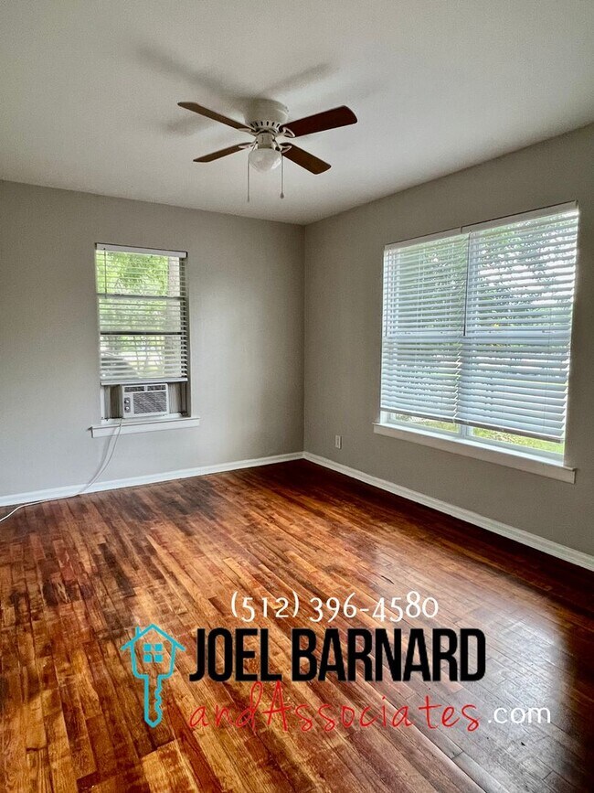 Building Photo - Availably July 12: Charming 3 Bedroom 1 Ba...