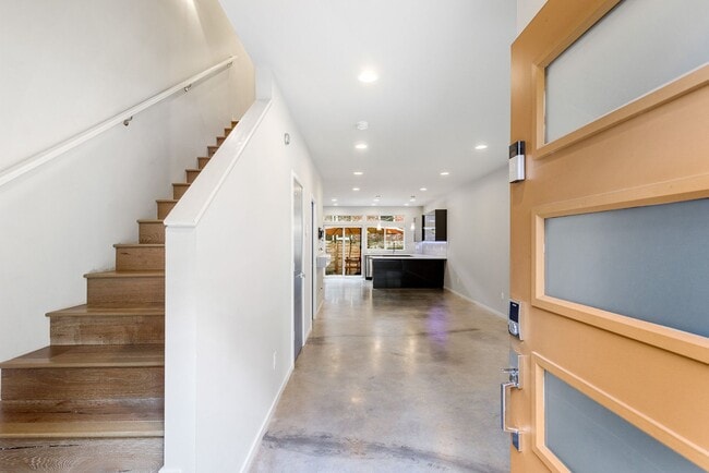 Building Photo - Newer 3 Bed 2.5 Bath Townhouse Close to Downtown